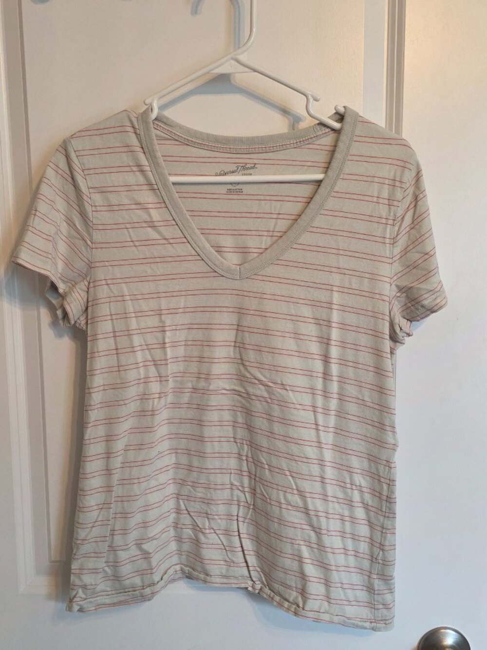 Universal Thread Grey with Red Stripe V-Neck T-Shirt - Size Medium